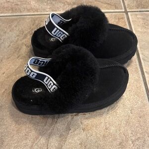 UGG Black Fluffy Sandals with Logo Strap